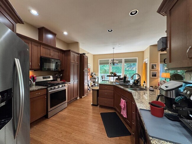 Building Photo - 3 Bedroom, 3 Bathroom House - Walking distance to the beach