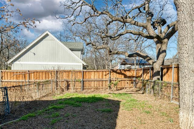 Building Photo - 2308 N Edgewood Terrace