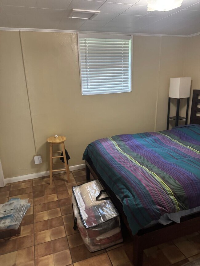 Building Photo - 819 Chestwood Ave