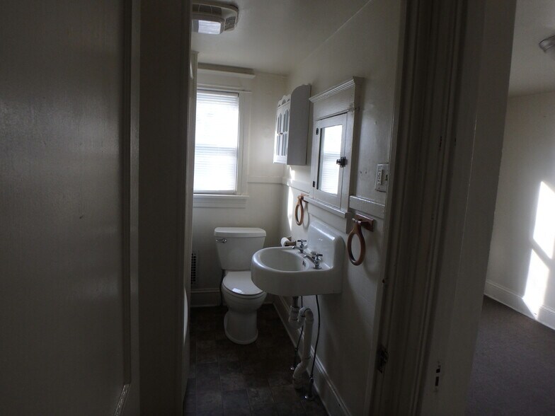 Building Photo - 117 N Montour St