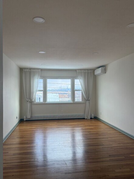 Building Photo - 724 6th St