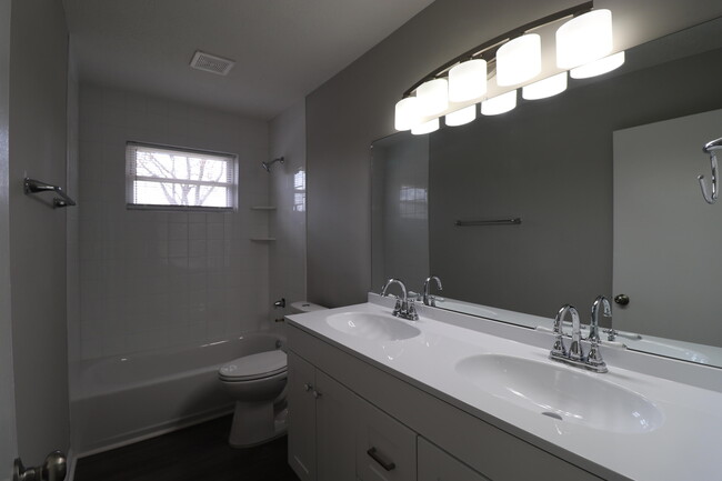 Building Photo - 521 Foxwood Dr