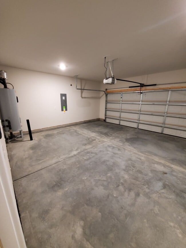 Building Photo - Beautiful Home in Huntersville