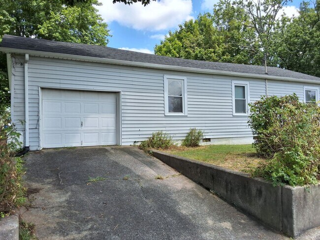 Building Photo - Comfy 3 Bed, 1 Bath