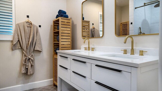 Building Photo - 518 Sunshine Dr