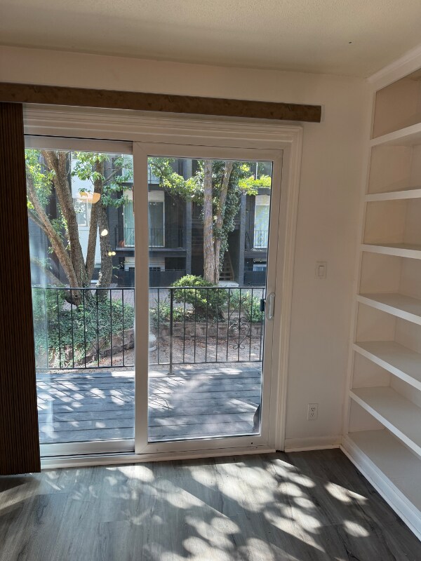 Building Photo - 807 W 40th St