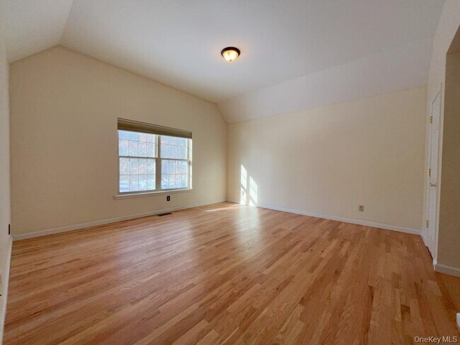 Building Photo - 2 Fieldstone Dr