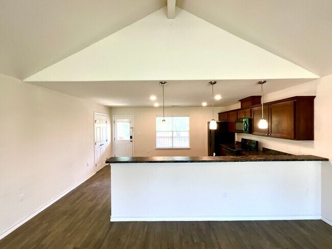Building Photo - *COMING SOON* Lake Life Meets Modern Comfort in Kingsland!