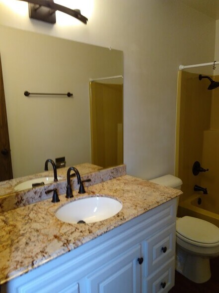 Building Photo - 401 N East St