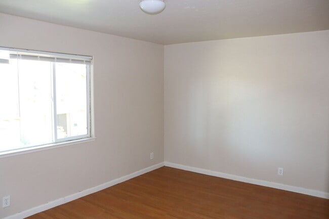 Building Photo - End unit 3 bedroom Townhouse Near Andrew H...