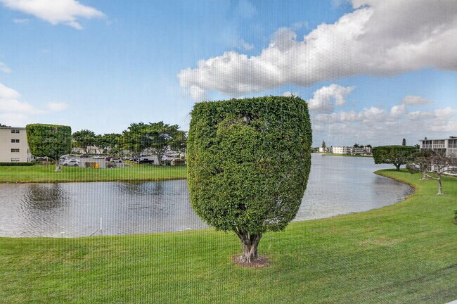 Building Photo - 3080 Cornwall D