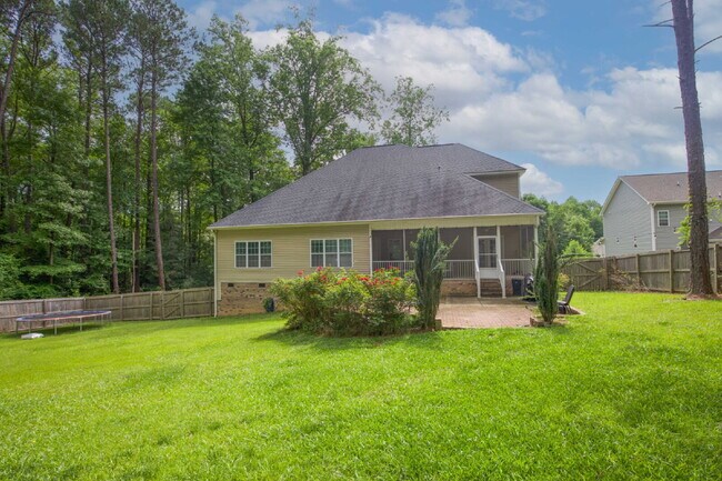 Building Photo - "Large 3-Bedroom plus BONUS Retreat with S...