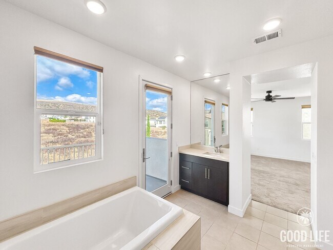 Building Photo - Gorgeous 4B/3BA house w/ large backyard & ...