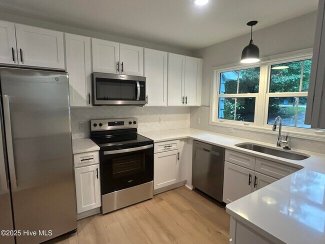 Building Photo - 4929 Oleander Dr