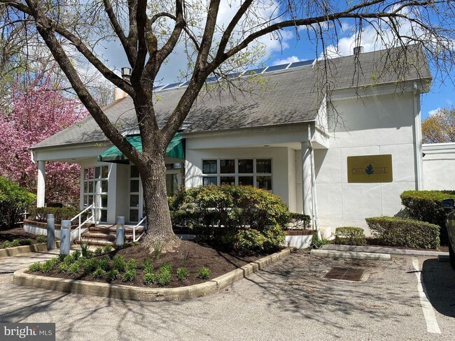 Building Photo - 1637 Oakwood Dr