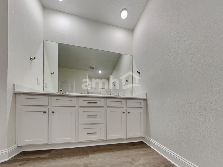 Building Photo - 11596 Bay Hl Cir