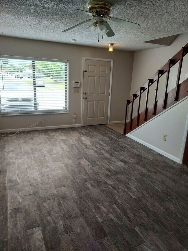 Building Photo - Townhouse located near UCF - 2 Bed / 1.5 Bath