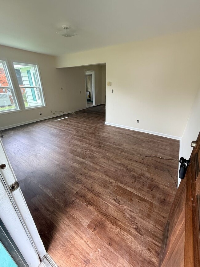 Building Photo - 2 bedroom renovated house!