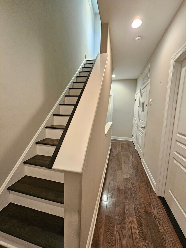 Building Photo - 742 Master St