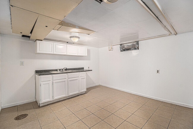 Building Photo - 853 Madison St