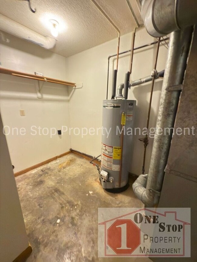 Building Photo - Cozy 2 Bedroom Duplex with Loft & Garage –...