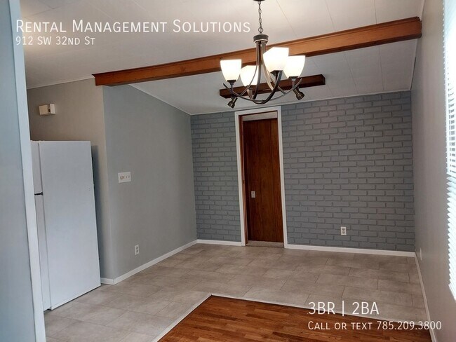 Building Photo - *BONUS LIVING ROOM* 912 SW 32nd St- 3 BED/...
