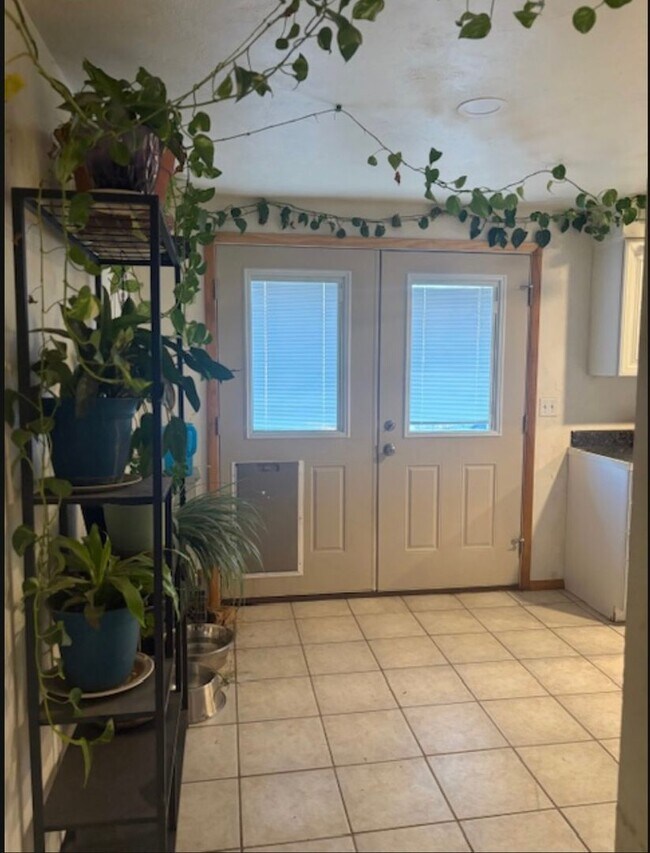 Building Photo - 4 bedroom 2 story home