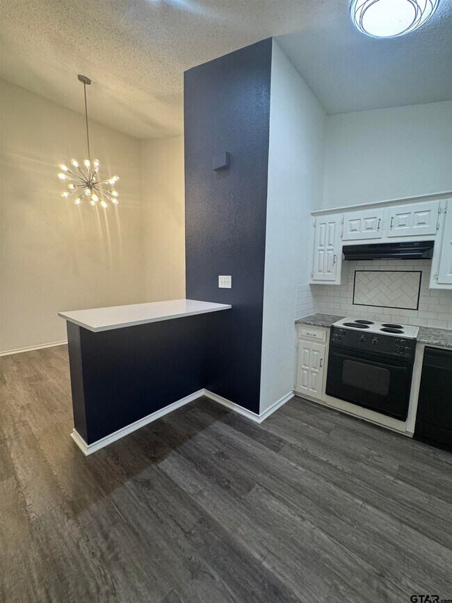 Building Photo - 5901 Hollytree Dr