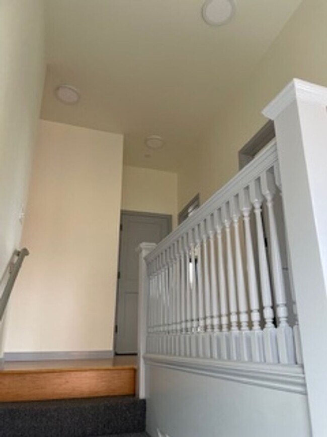 Building Photo - Please call Shami at (415) 225-2543 to sch...