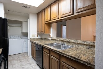 Building Photo - PRE-LEASE 2025/2026: Optimal location with...