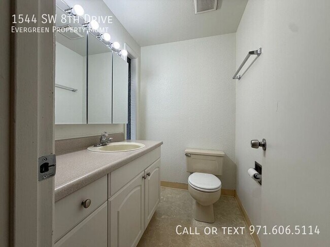 Building Photo - 1544 SW 8th Dr