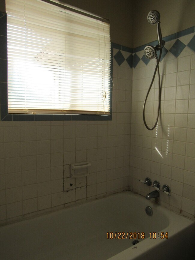 Building Photo - GREAT STARTER HOME!! PETS NEGOTIABLE WITH ...