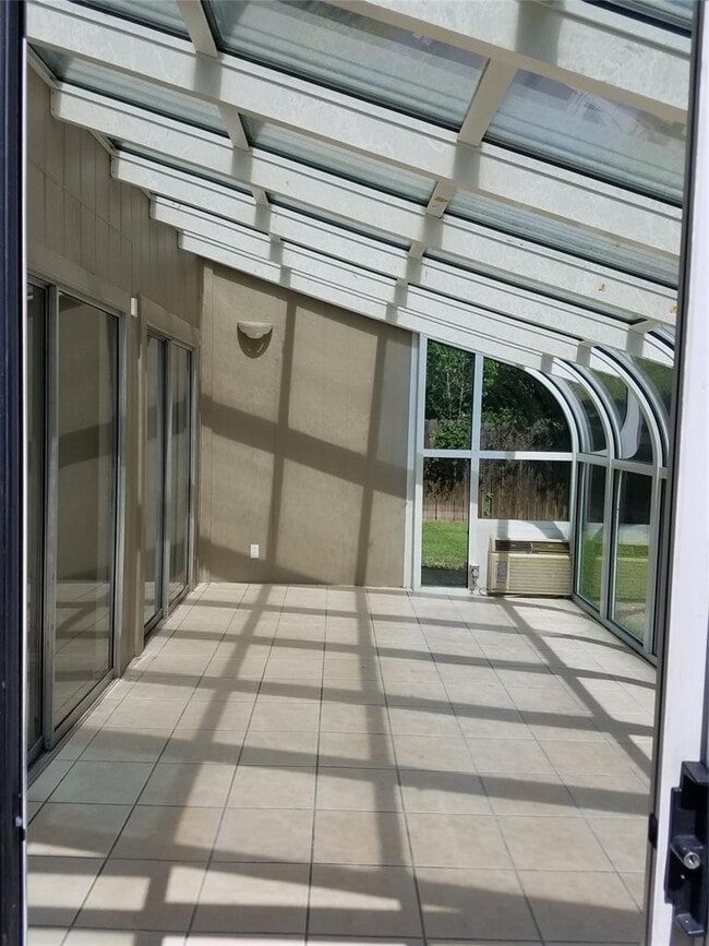 Building Photo - 2208 Quiet Wood Dr