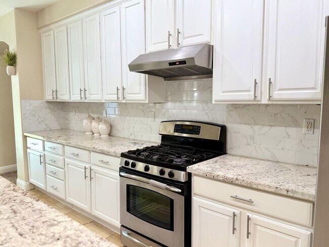 Building Photo - Great 5 Bedroom 3 Bathroom 2,400 sqft. Hom...