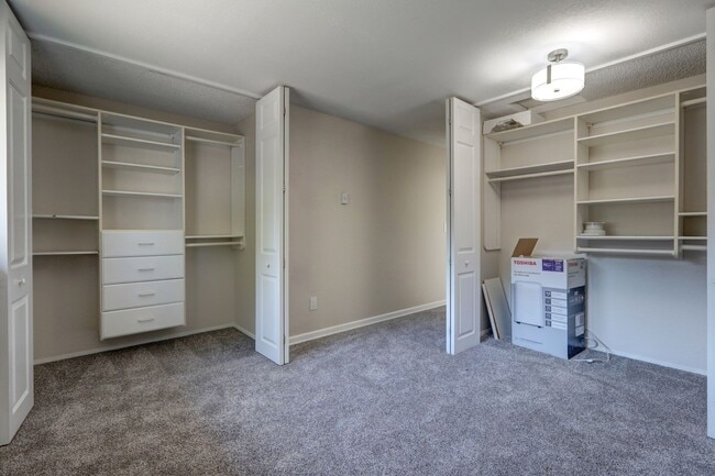 Building Photo - Amazing Bridle Trails 3BR 1.75BA Townhome ...