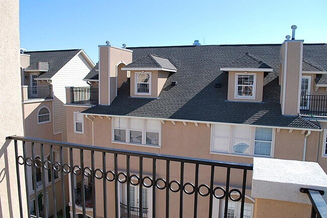 Building Photo - 5629 Dolores St