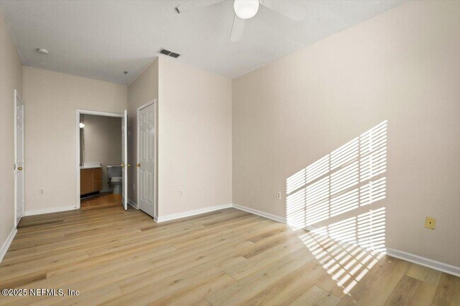 Building Photo - 10550 Baymeadows Rd