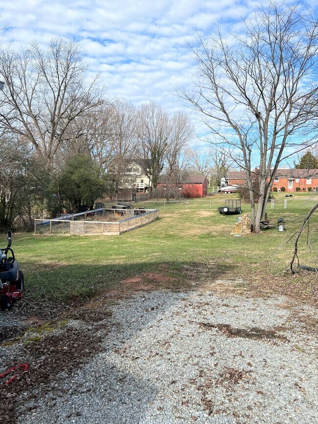 Building Photo - 3 Bedroom Home in Bedford
