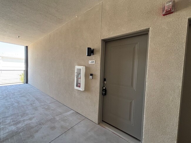 Building Photo - 1 BEDROOM APARTMENT FOR RENT IN DESERT COLOR!