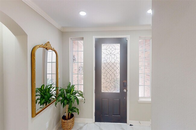 Building Photo - 6222 Skyline Dr