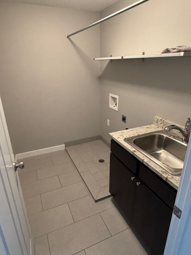 Building Photo - Beautiful 3 bedroom 2 1/2 bath townhome
