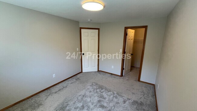 Building Photo - Spacious 3 BD | 2.5 BA Duplex - Beaverton/...