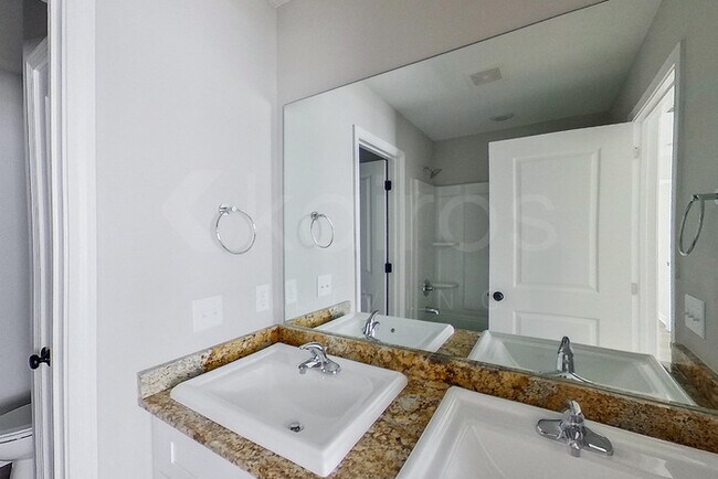 Building Photo - 10 Camper Cir