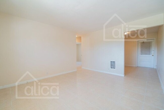 Building Photo - 803/5 Henrietta Ave
