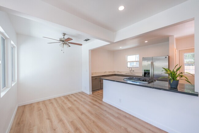 Building Photo - 7514 Woodley Ave