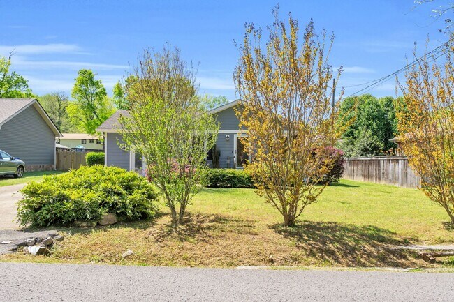 Building Photo - Beautiful Red Bank Home!