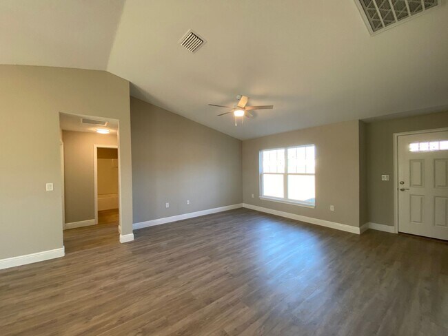 Building Photo - 3/2/2 Silver Spring Shores **Won't Last***