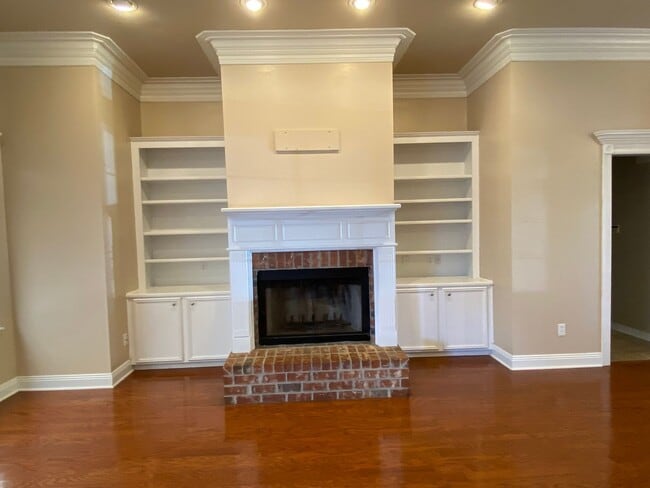 Building Photo - Golden Meadows Rental