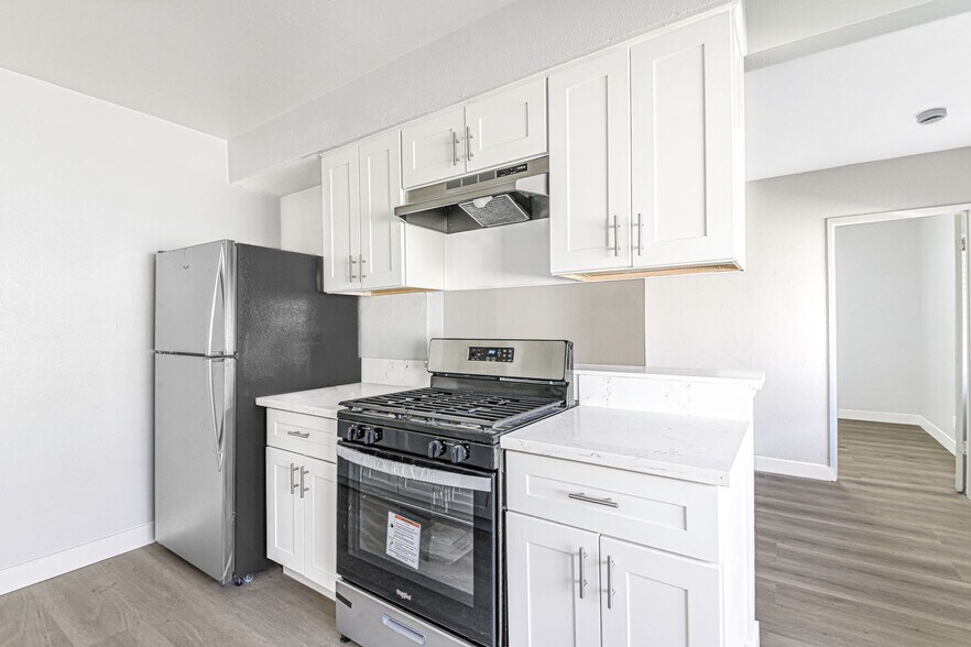 Building Photo - 811 Gardenia Ave