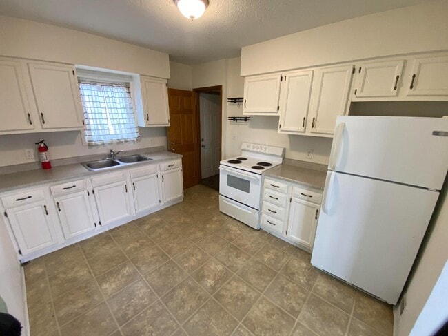 Building Photo - 404 S Wayland Ave